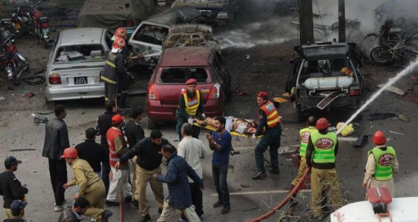 لاہور، سول لائنز خودکش حملے کے بعد امدادی اہلکار ایک نعش ..