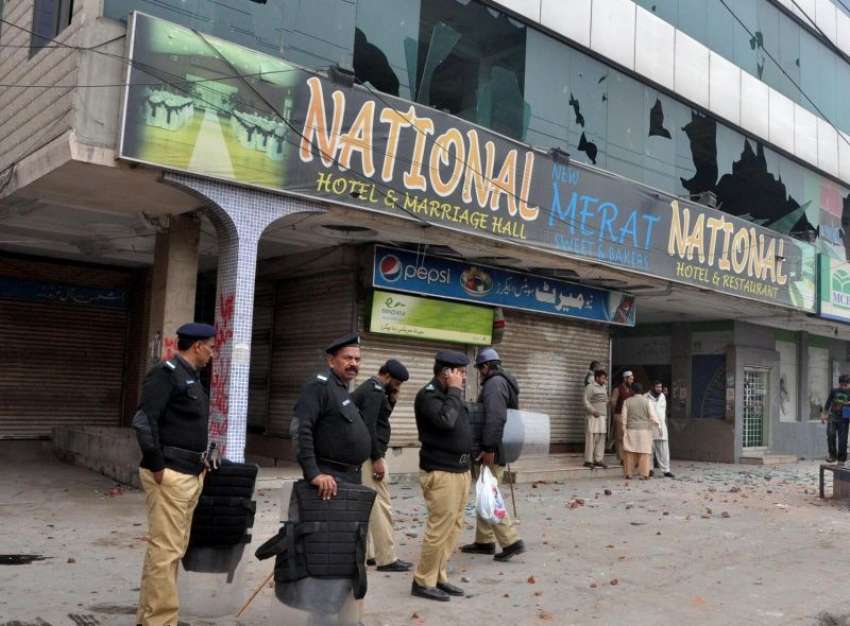 فیصل آباد، طلبا اور مسلح افراد میں تصادم کے بعد پولیس اہلکار ..