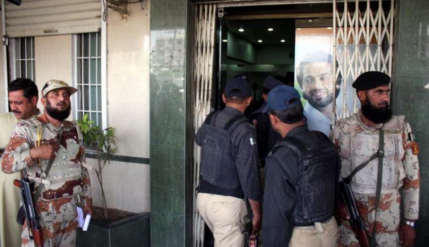 کراچی، پولیس اور رینجرز اہلکار ڈکیتی کے بعد مقامی بینک کے ..