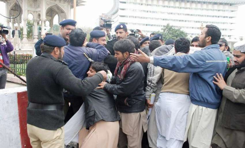 لاہور، نابینا افراد اپنے مطالبات کے حق میں احتجاج کرتے ہوئے ..