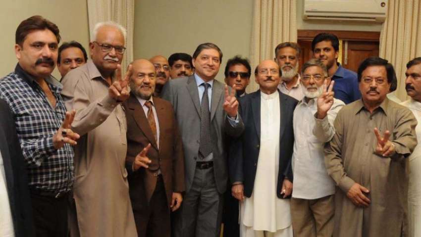 کراچی، پیپلزپارٹی کے نو منتخب سینیٹرز کا سندھ اسمبلی میں ..