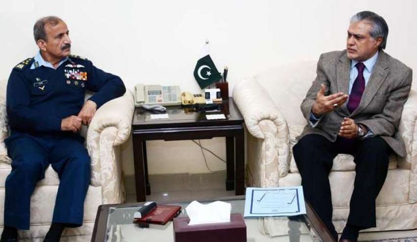 اسلام‌آباد، وزیر خزانہ سینیٹر اسحاق ڈار سے چیف آف ائیر ..