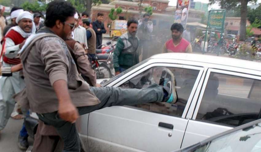 فیصل آباد، لاہور میں گرجا گر کے باہر خودکش حملوں کیخلاف ..