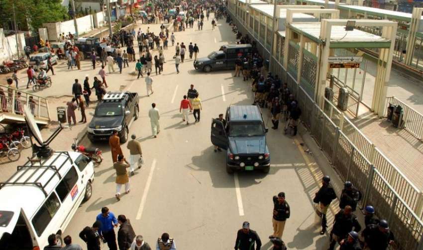 لاہور، پولیس اہلکار مسیحی برادری کے احتجاج کے موقع پر میٹرو ..