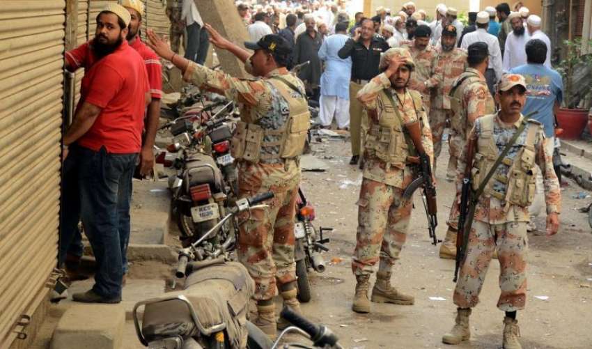 کراچی، رینجرز اہلکار بوہرا برادری کی مسجد کے باہر دھماکے ..