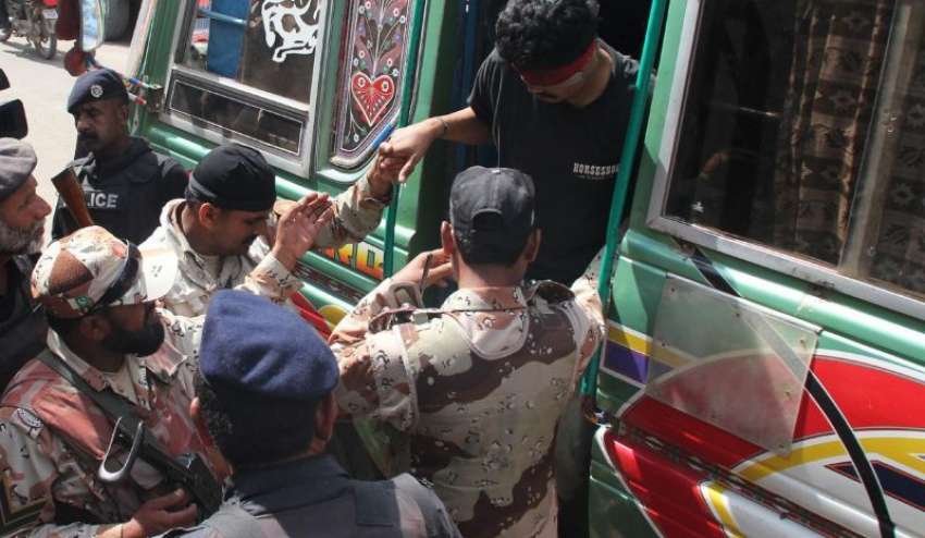 کراچی، متحدہ قومی موومنٹ کے مرکز نائن زیرو سے گرفتار افراد ..