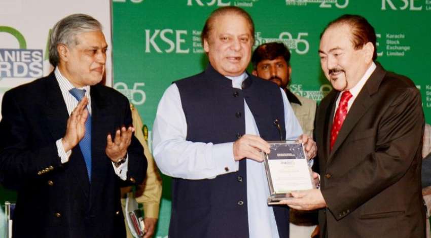 کراچی، وزیراعظم نواز شریف کے ایس ای میں تقریب کے دوران ایوارڈز ..