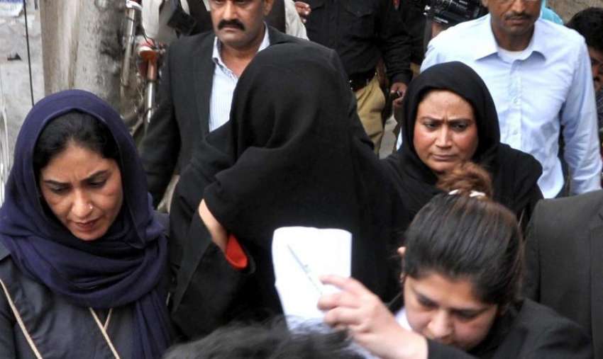 راولپنڈی، منی لانڈرنگ کیس میں گرفتار سپر ماڈل برقعہ میں ..