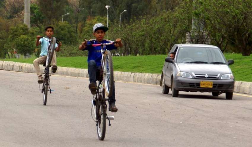 اسلام آباد: دارالحکومت کی مصروف شاہراہ سیونتھ ایوینو پر ..