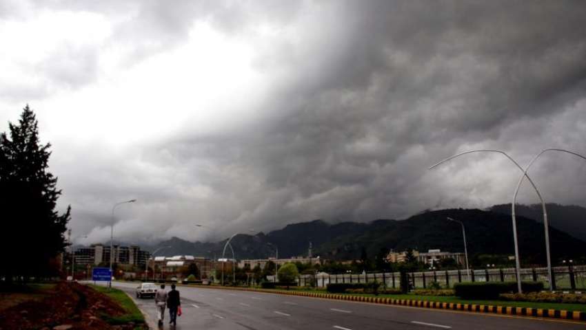 اسلام آباد:شہر میں گہرے بادل چھائے ہوئے ہیں۔