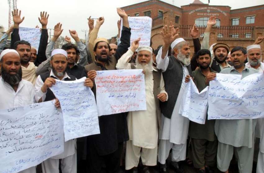پشاور: پریس کلب کے باہر کارپوریشن ملازمین پولیس کے خلاف ..