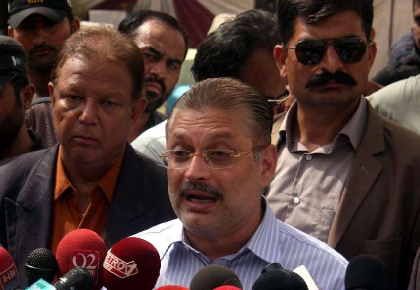 کراچی: سندھ کے وزیر شرجیل میمن میڈیا سے گفتگو کر رہے ہیں ..