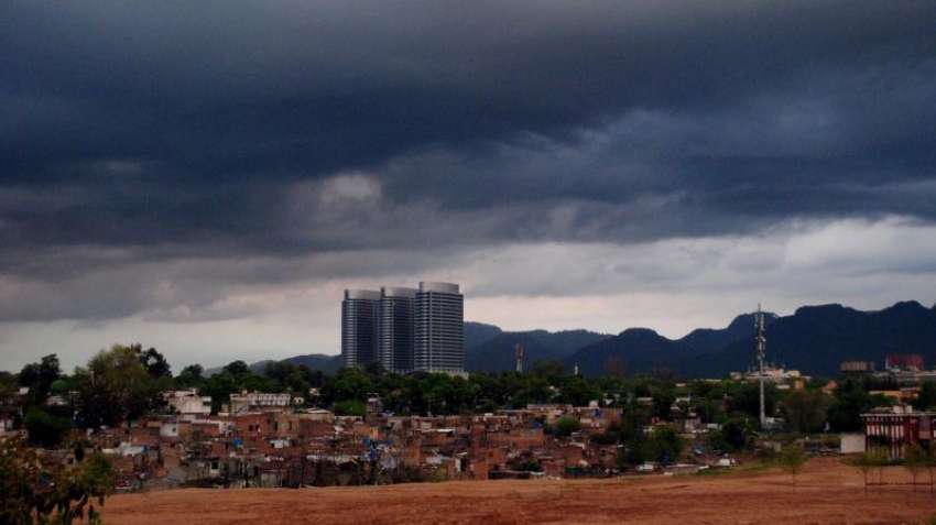 اسلام آباد: شہر اور گرد و نواح میں گہرے بادلوں کا راج۔