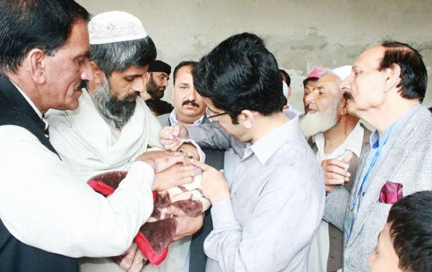 صوابی: سینئر صوبائی وزیر شہرام خان ترکئی ایک بچے کو پولیو ..