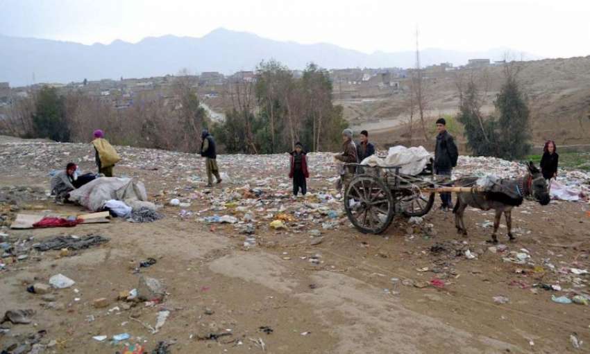 کوئٹہ: بروری روڈ سے ملحقہ کچرے کے ڈھیر سے افغان بچے کار آمد ..
