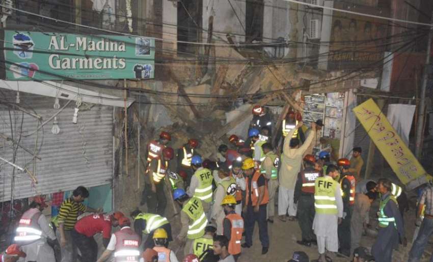 لاہور: امدادی اداروں کے کارکن انارکلی میں گرنے والی بوسیدہ ..