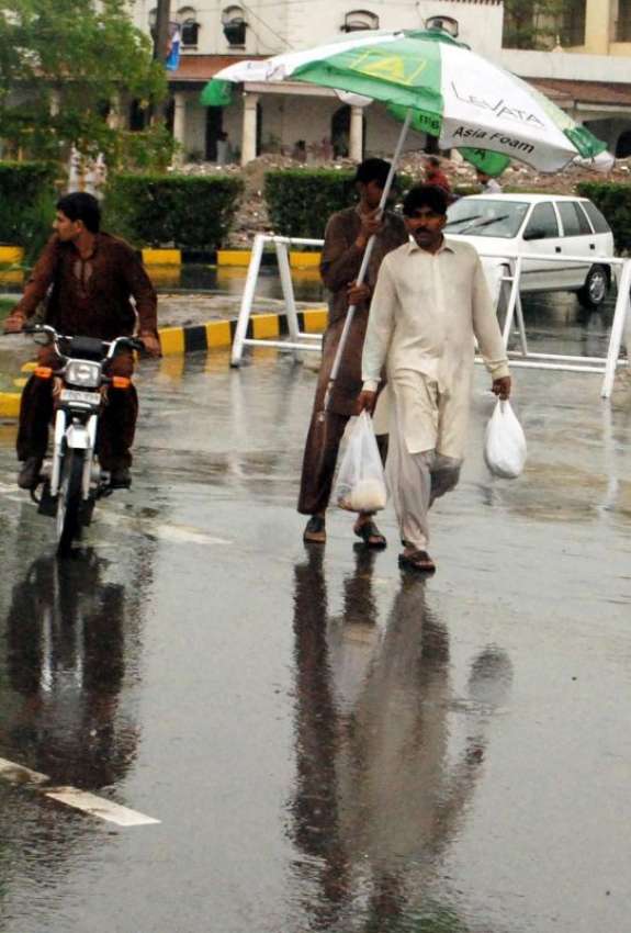 فیصل آباد: شہر میں بارش کا ایک منظر و