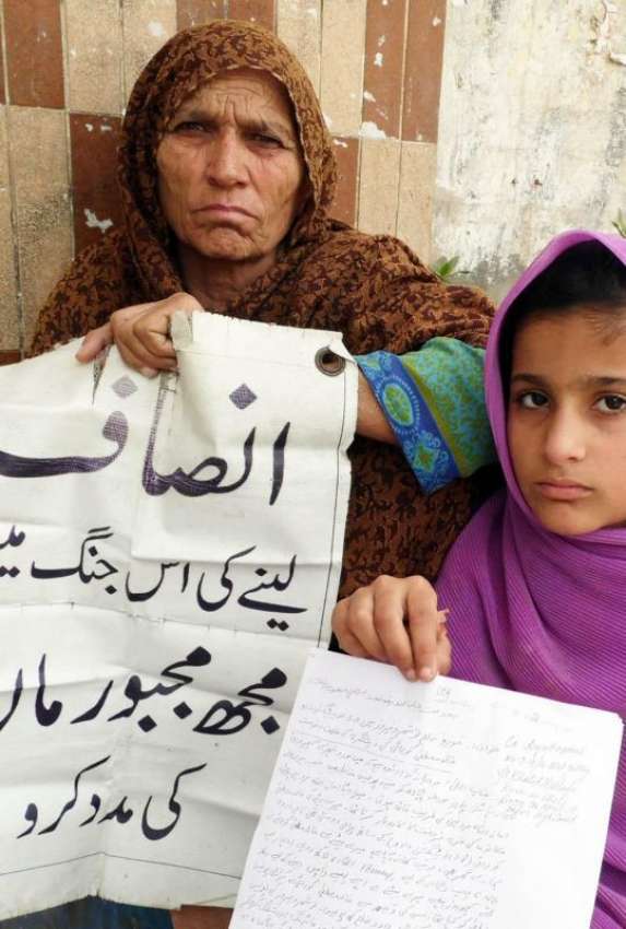 حیدر آباد: موروکی رہائشی گل تاج پولیس کے خلاف انصاف کے لیے ..