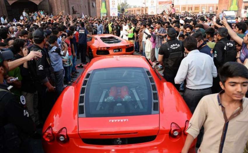 فیصل آباد: لوگوں کی بہت بڑی تعداد مہنگی ترین کار دیکھنے کے ..