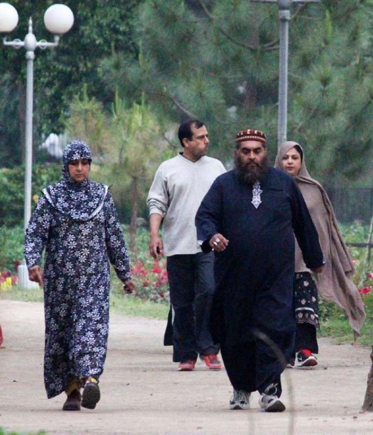 لاہور: صحت کے عالمی دن کے موقع پر لوگ باغ جناح میں واک کر ..