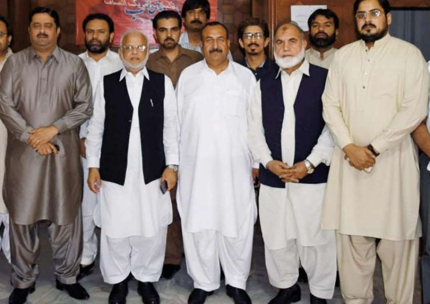 لاہور: تحریک انصاف پنجاب کے صدر اعجاز چوہدری اور رانا نعیم ..