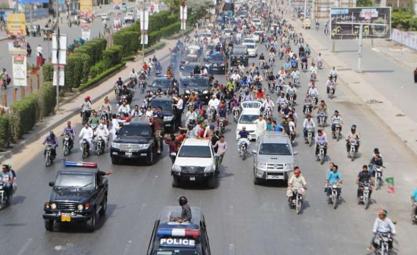 کراچی: چیئرمین تحریک انصاف عمران خان کا قافلہ جناح گراؤنڈ ..