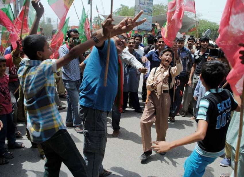کراچی: پاکستان تحریک انصاف کے کارکن عمران خان کی کراچی آمد ..