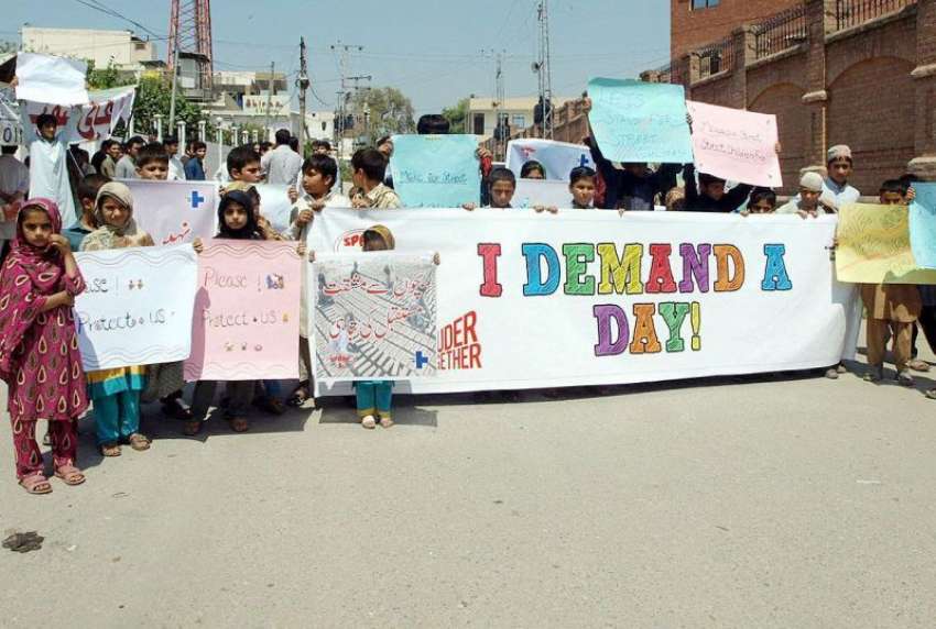 پشاور: سپارک کے زیراہتمام چلڈرن ڈے کے حوالے سے مظاہرین احتجاجی ..