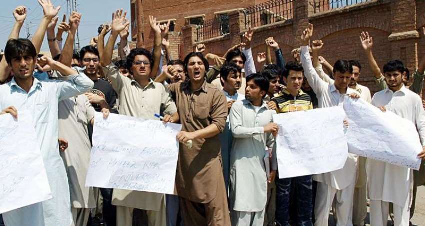 پشاور: حفیظ انسٹیٹیوٹ کے طلباء اپنے مطالبات کے حق میں احتجاجی ..