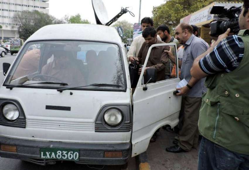 لاہور: نابینہ افراد کو مذاکرات کے لیے لیجانے کے لیے گاڑی ..