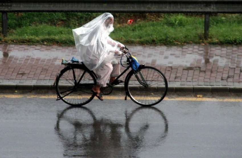 اسلام آباد: ایک سائیکل سوار پاسٹک کی شیٹ کے ذریعے خود کو ..