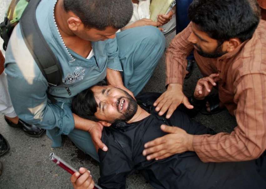 لاہور: اپنے مطالبات کے حق میں مظاہرہ کے دوران ایک نابینہ ..