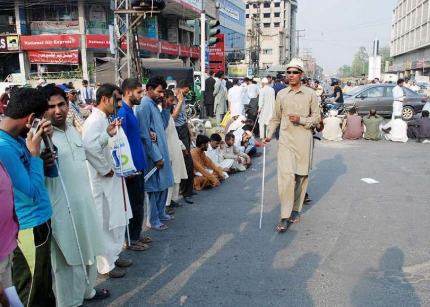 لاہور: نابینہ افراد اپنے مطالبات کی منظوری کے لیے پریس کلب ..