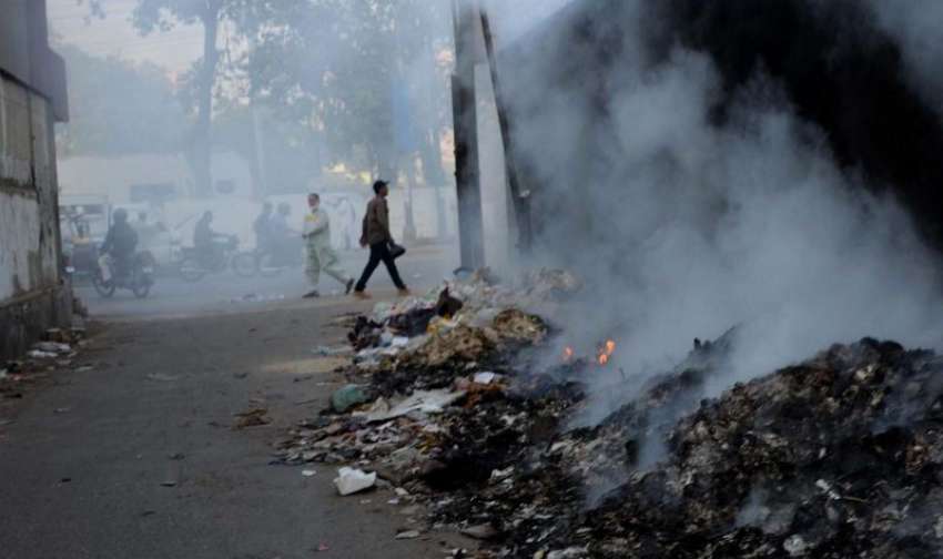 کراچی: صدر ایریا میں کچرے کے ڈھیر کو لگائی گئے آگ کا ایک منظر۔