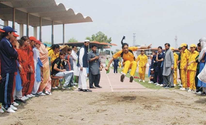 پشاور: خواتین سپورٹس گالا میں کھلاڑی لونگ جمپ لگاتے ہوئے۔