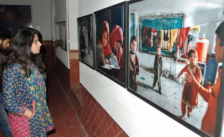 لاہور: ایک طلبہ ہیرٹیچ میوزیم میں ”فوٹو گرافی کے ذریعے انسانی ..
