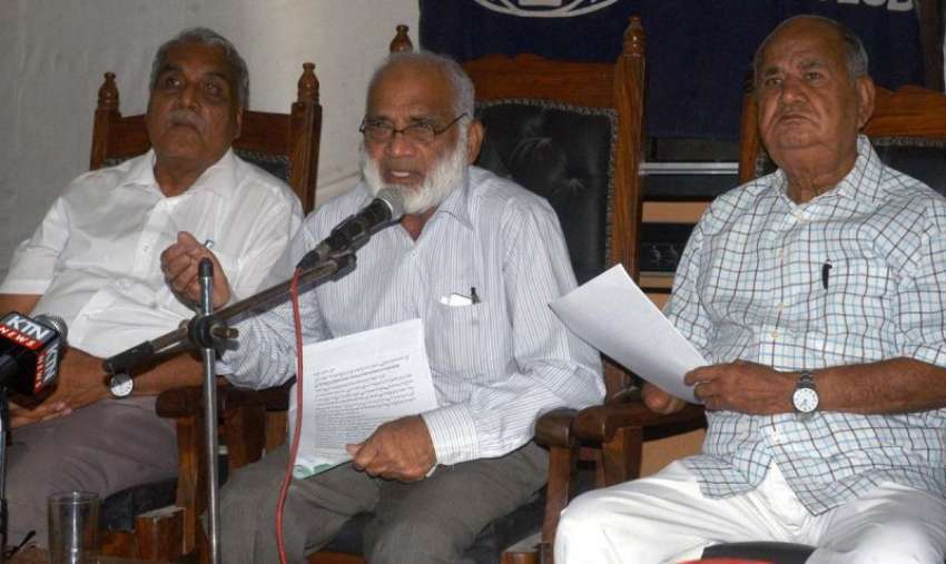 کراچی: پریس کلب میں پاکستان پیشنرز فورم سندھ کے صدر پروفیسر ..