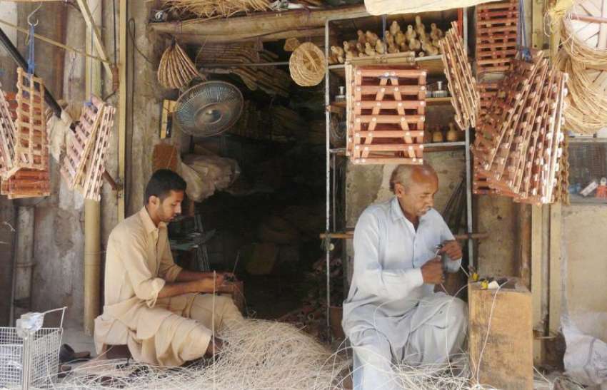 راولپنڈی : موچی بازار میں کاریگر روم کولر کے استعمال ہونے ..