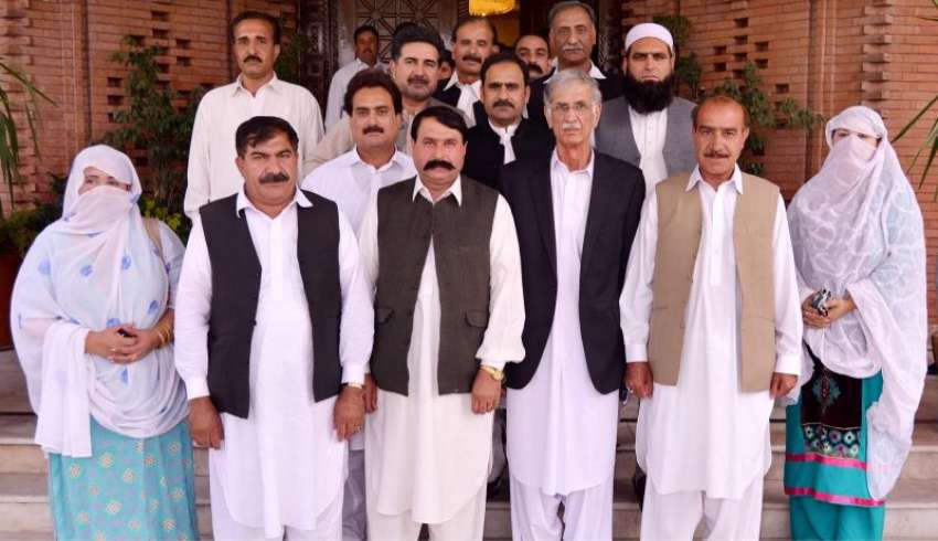 پشاور: وزیر اعلیٰ خیبر پختونخوا پرویز خٹک کا پی ٹی آئی کے ..