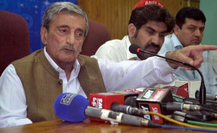 پشاور: ایم این اے حاجی غلام احمد بلور پشاور پریس کلب میں ..