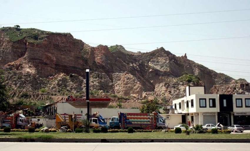 اسلام آباد: کرشن مشینوں کے باعث ختم ہوتے مارگلہ پہاڑ کا منظر۔