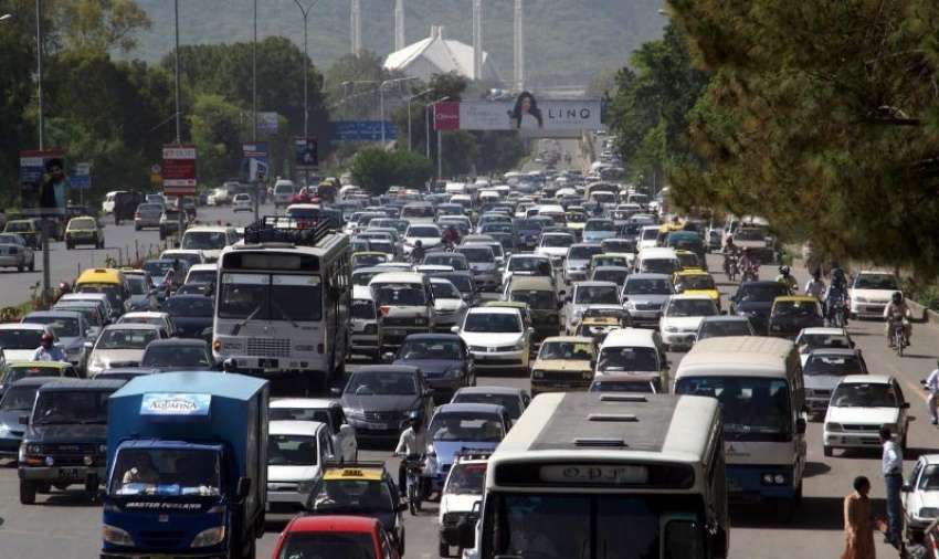اسلام آباد: شاہراہِ فیصل پر انتہائی ہجوم کا ایک منظر۔