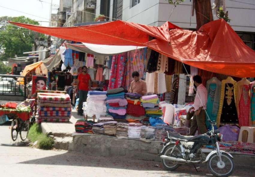 اسلام آباد: کراچی کمپنی جی نائن میں دکانداروں نے اپنا سامان ..