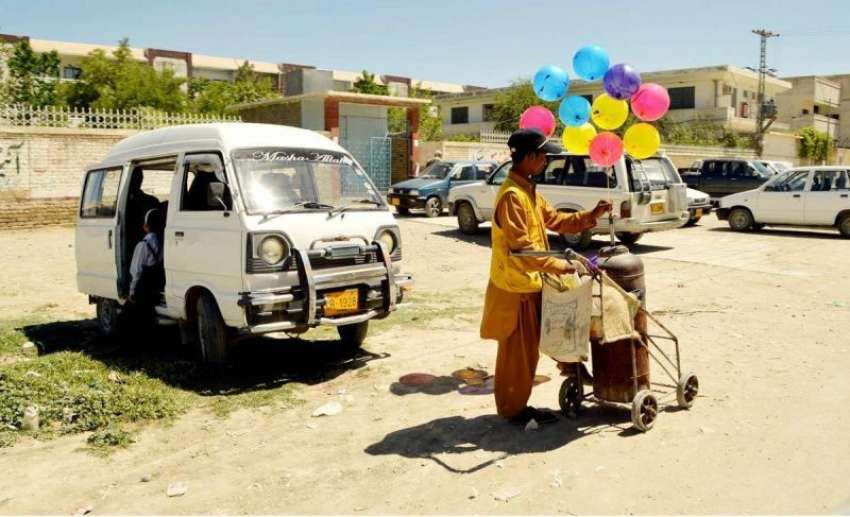 کوئٹہ: جناح ٹاؤن میں روڈ کنارے ایک غبارہ فروش غبارے فروخت ..