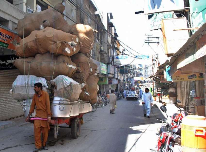 راولپنڈی: محنت کش ریڑھی پر سامان رکھی منزل کی طرف رواں دواں ..
