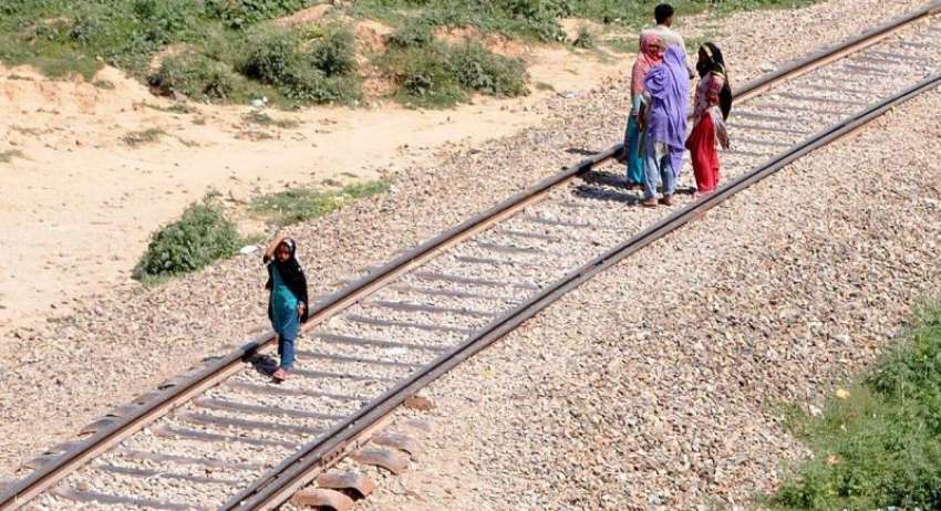 راولپنڈی: ایک بچی خطرے سے بے خبر ریلوے ٹریک پر چل رہی ہے۔