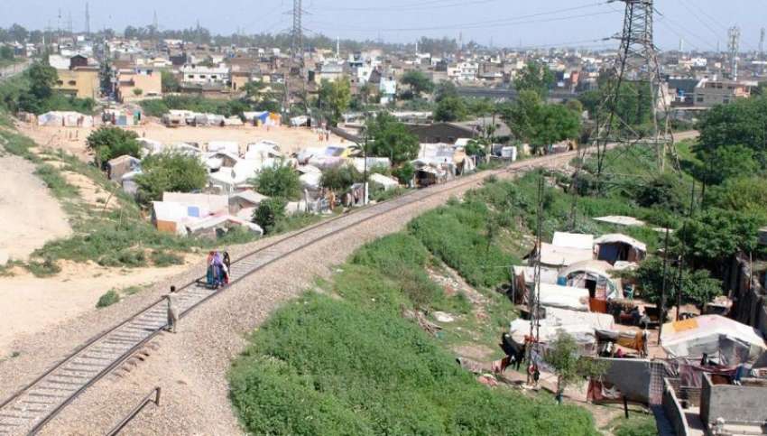 راولپنڈی: ریلوے ٹریک کے ارد گرد کچی بسیاں قائم ہیں جو کسی ..