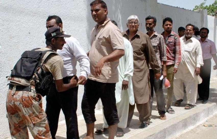 کراچی: حلقہ NA246کے ضمنی الیکشن کے موقع پررینجرز اہلکار ووٹرز ..