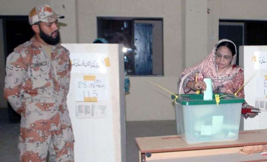 کراچی: حلقہ NA246کے ضمنی الیکشن کے موقع پر پولنگ اسٹیشنوں پر ..
