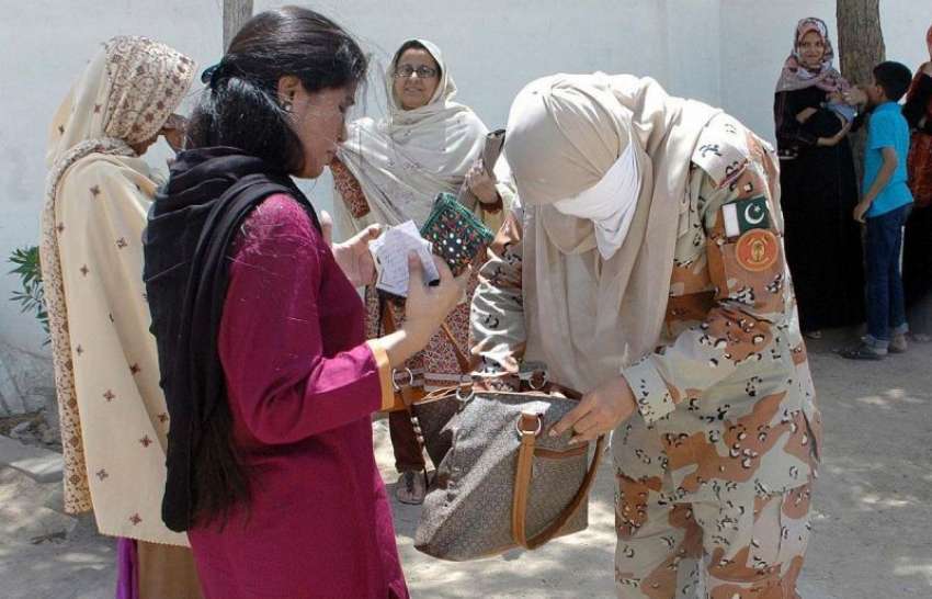 کراچی : حلقہ NA246کے ضمنی الیکشن کے موقع پر رینجرز کی اہلکار ..